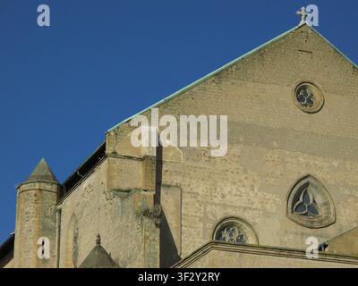 Nahaufnahme der Rückseite der Kirche vom Klosterhof Santa Chiara in Neapel (Italien) Stockfoto