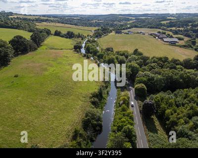 Luftbilddrohnenaufnahme des Union Canal mit Blick nach Westen in der Nähe von Linlithgow, West Lothian, Schottland. Stockfoto