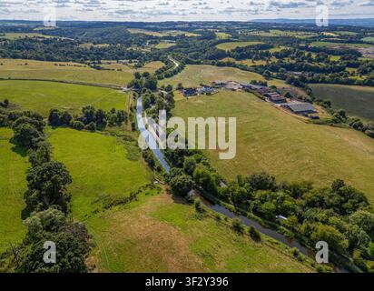 Luftbilddrohnenaufnahme des Union Canal mit Blick nach Westen in der Nähe von Linlithgow, West Lothian, Schottland. Stockfoto