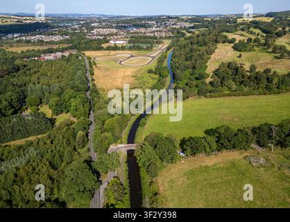 Drohnenaufnahme des Union Canal mit Blick nach Osten in Richtung Linlithgow, West Lothian, Schottland. Stockfoto