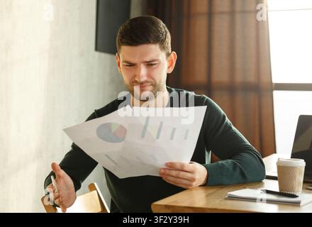 Unzufriedene Büroangestellte, Die Dokumente Im Modernen Büro Betrachten Stockfoto