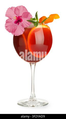Cocktail im Glas, verziert mit Hibiskusblüte und Orangenhaut, isoliert auf Weiß Stockfoto