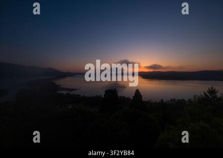Aufgenommen vom Genmyoan-Hotel in Monju, Miyazu, zeigt dieses Bild einen Sonnenaufgang über dem Japanischen Meer und Amanohashidate. Geografisch gelegen in der Präfektur Kyoto Stockfoto