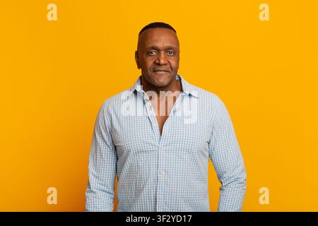 Porträt von selbstbewussten reifen afroamerikanischen Mann Stockfoto