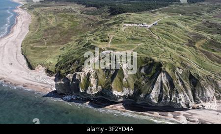 Luftaufnahme von Bulbjerg, einer markanten Kalksteinklippenformation an der Küste Jütlands, mit schroffen Hängen, grasbewachsenem Gelände und einem Sandstrand in Stockfoto