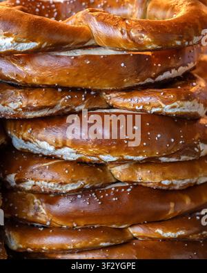 Stapel frisch gebackener Brezeln auf einem Bäckerstand auf einem Lebensmittelmarkt Stockfoto