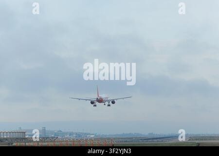 Flugzeug Landung auf der Piste Stockfoto