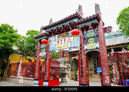 HOI AN, VIETNAM - 19. APRIL 2026: Verschnörkeltes Eingangstor der Kantonesischen Versammlungshalle, eines historischen chinesischen Tempels im UNESCO-Weltkulturerbe Hoi An Stockfoto