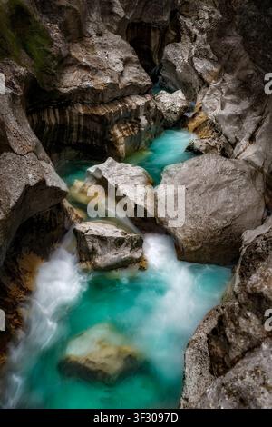 Mit einer Länge von 750 Metern und einer Tiefe von 15 Metern an ihrem tiefsten Punkt ist die Große Soča-Schlucht ein natürlicher Schatz im Triglav-Nationalpark in Slowenien. Der Smaragd Stockfoto