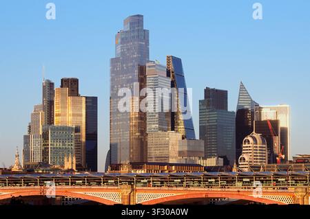 Stadtbild von London mit Blackfriars Bridge und Bahnhof, London, England, UK. Gebäude inkl. 22 Bishopsgate, 122 Leadenhall Street, 52 Lime Street Stockfoto