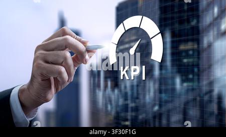 Geschäftsmann verwendet einen digitalen Stift, um Key Performance Indicators auf einem virtuellen Dashboard mit einem städtischen Firmenhintergrund zur Datenanalyse zu überwachen Stockfoto