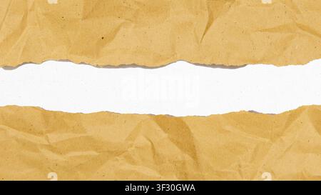 Abstrakter Hintergrund aus zwei Teilen zerrissenem, zerknittertem braunem Kraftpapier, das einen horizontalen Rahmen mit weißem Kopierraum für Text bildet. Hochwertige Textur Stockfoto