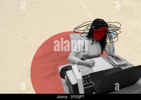 Moderne Konzeptkunst einer Frau bei der Arbeit, die Stress und Burnout erlebt. Chaotische Linien und rote Formen über ihrem Gesicht repräsentieren mentale Erschöpfung, Verwirrung Stockfoto