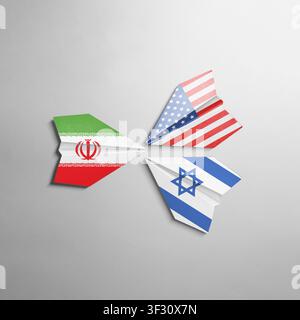 Drei Papierflugzeuge mit den Flaggen des Iran, der Vereinigten Staaten und Israels, die sich auf neutralem Hintergrund Nasenspitze an Nasenspitze treffen und geopolitische Spannungen symbolisieren Stockfoto