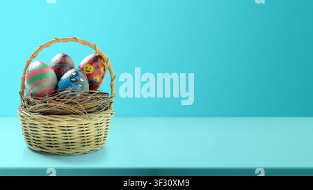 Eine farbenfrohe Anordnung von bemalten Ostereiern, die in einem geflochtenen Korb mit Stroh auf einem hellen türkisfarbenen Hintergrund platziert sind. Perfekt für Ostergrüße Stockfoto