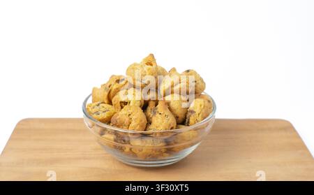 Mini-Schokoladen-Krempuffs in einer Glasschale auf Holzbrett Stockfoto