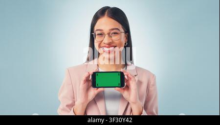 Portrait, Geschäftsfrau und Telefon im Studio mit Greenscreen, Lächeln und Website für digitales Marketing. Glücklich, Person und Arbeiter mit Technologie Stockfoto