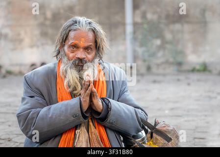 Kandides Porträt eines bärtigen hinduistischen Mönchs in traditioneller religiöser Kleidung Stockfoto