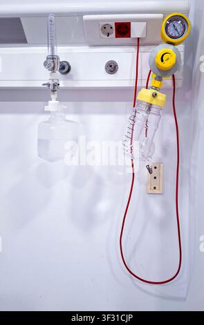 Sauerstoffvorrat und Infusionsausrüstung sind strategisch am Bett des Patienten in einem Krankenwagen platziert, um während eines medizinischen Notfalls schnellen Zugriff zu gewährleisten Stockfoto