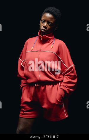 Porträt einer schwarzen Frau, die in Sportkleidung für Fitness-Branding posiert Stockfoto