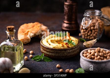 Traditioneller Hummus mit Kichererbsen, Paprika, Olivenöl Stockfoto
