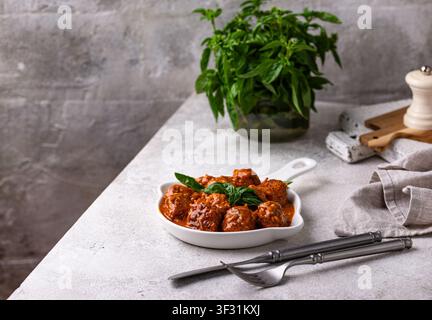 Hausgemachte Fleischbällchen in Tomatensoße Stockfoto
