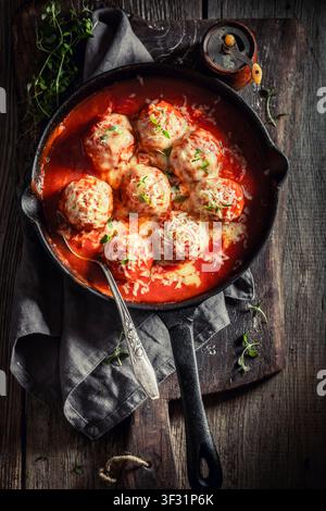 Leckere Fleischbällchen mit Käse und Tomatensoße. Hackfleischbällchen in Tomatensoße. Stockfoto