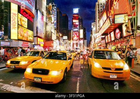 Gelbe Taxen am Times Square bei Nacht, New York, USA Stockfoto