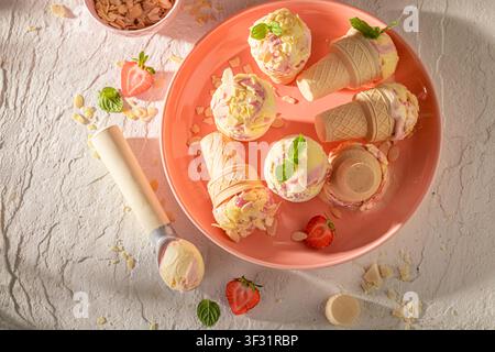 Kaltes und hausgemachtes Erdbeer-Eis aus Beerenfrüchten. Eis aus Beeren. Stockfoto