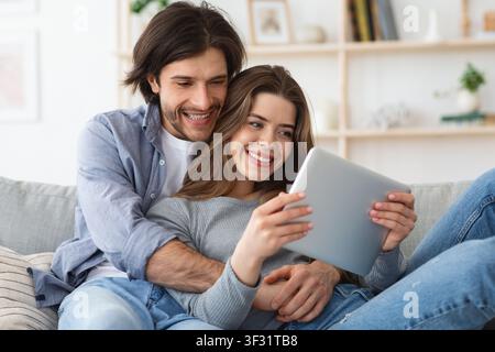 Nahaufnahme Porträt von glücklichen Paar mit digitalen Tablet zusammen Stockfoto