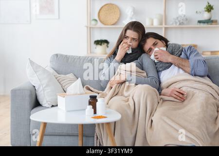 Pärchen Leidet Unter Kälte, Nase Bläst Und Niesen Stockfoto
