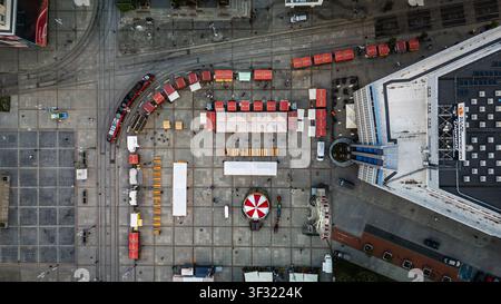 Katowice, Polen - 04. Mai 2024: Luftaufnahme der zentralen gepflasterten Fläche des Marktsplatzes von Katowice im Frühling. Stockfoto