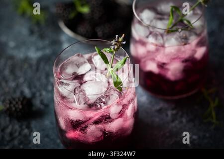 Brombeer-Lemonade mit Lavendel auf Vintage-Hintergrund Stockfoto