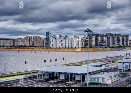 Moderne Wohnblöcke entlang der Ufer des Finnischen Golfs in Sankt Petersburg, Russland. Stockfoto
