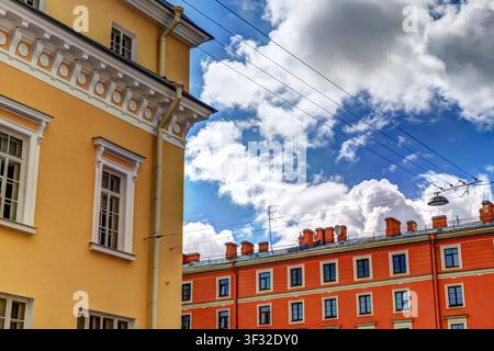 Farbenfrohe historische Fassaden unter dramatischen Wolken im Zentrum von Sankt Petersburg, Russland. Stockfoto