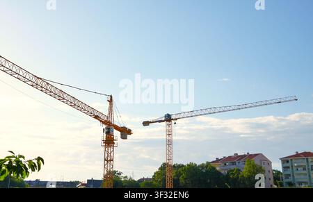 Gelbe provisorische Turmdrehkräne arbeiten auf der Baustelle der neuen Schule in Kastav, Kroatien. Stockfoto