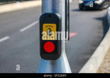 Nahaufnahme einer Fußgängerüberweg-Anruftaste Stockfoto