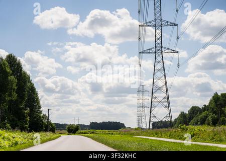 Hochspannungs-Stahlgitter-Freileitungspylon, der Oberleitungskabel für Energihandel, Stromnetzzuverlässigkeit und Stromverteilung trägt Stockfoto
