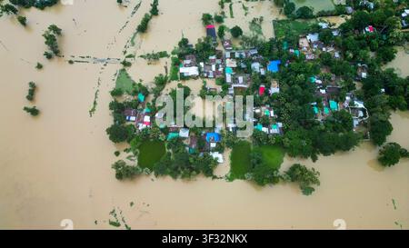 BANSHKHALI, CHATTOGRAM, BANGLADESCH – 10. JULI: Eine Luftaufnahme zeigt einen Wohnanwesen, der von steigenden Flutwassern in Chandanaish Upazila, Ch umgeben ist Stockfoto