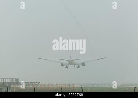 Flugzeug landet im Nebel auf der Landebahn Stockfoto