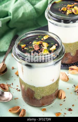 Dubai Schokolade Dessertbecher, mehrschichtiger Pistazien-Kadaif-Parfait-Kuchen mit Schokolade, dubai Schokoladencreme, Schlagsahne, zerstoßene Pistazien-Nüsse, Kopie Stockfoto