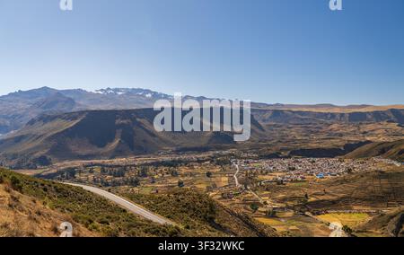 Panoramablick auf die Stadt Chivay, die in das fruchtbare landwirtschaftliche Terrassental des Colca-Canyons unter hohen Andengipfeln in Arequipa, Peru, eingebettet ist Stockfoto