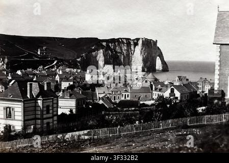 Étretat, La Caique, fotografiert um 1862 vom französischen Fotografen Alphonse Davanne (1824–1912). Albumen-Silberdruck von einem Glasnegativ, das darstellt Stockfoto