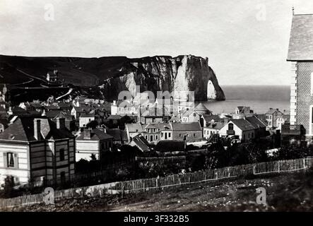 Étretat, La Caique, fotografiert um 1862 vom französischen Fotografen Alphonse Davanne (1824–1912). Albumen-Silberdruck von einem Glasnegativ, das darstellt Stockfoto