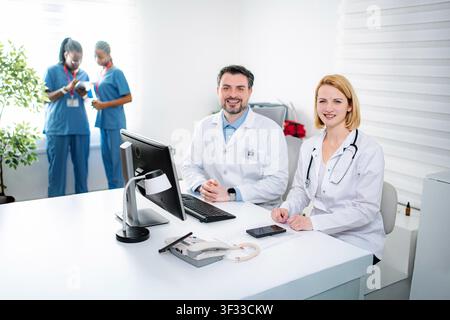 Medizinisches Team in der modernen Klinikpraxis Stockfoto