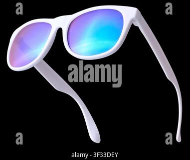 weiße Rahmen-Sonnenbrille isoliert auf schwarzem Hintergrund, irisierende blaue und violette reflektierende Gläser stilvolle Sommerbrille in Nahaufnahme Stockfoto