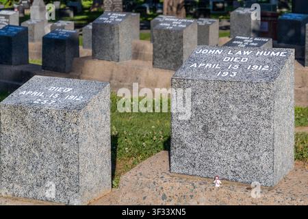 Die Grabsteine von John Law Hume und einem nicht identifizierten Opfer, Grabnummer 257, befinden sich im Titanic-Bereich des Fairview Lawn Cemetery in der Chisholm Avenue in Halifax, Nova Scotia, Kanada. Hume, ein 21-jähriger Violinist aus Dumfries in Schottland, war Mitglied der achtköpfigen Bordkapelle der Titanic und starb am 15. April 1912, als das Schiff unterging. Halifax, Nova Scotia, Kanada Stockfoto