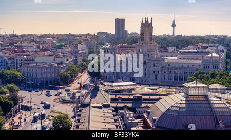 Panoramicke Luftaufnahme des Cibeles-Palastes und der Madrider Innenstadt bei hellem Tageslicht Stockfoto