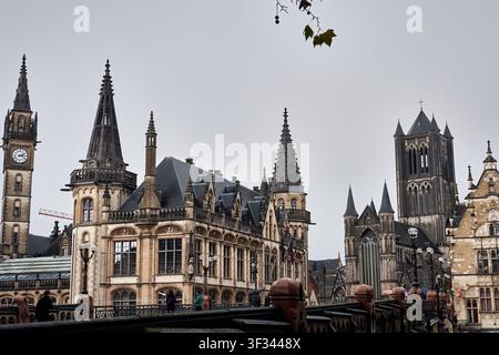 Historische Skyline von Gent von der Sankt-Michaels-Brücke mit der Sankt-Nikolaus-Kirche, Belgien Stockfoto