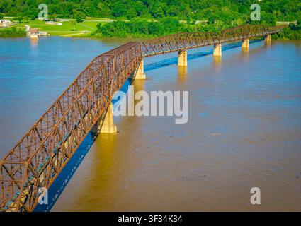 Luftbild der historischen Old Chain of Rocks Bridge, die den Mississippi zwischen Illinois und Missouri überspannt Stockfoto